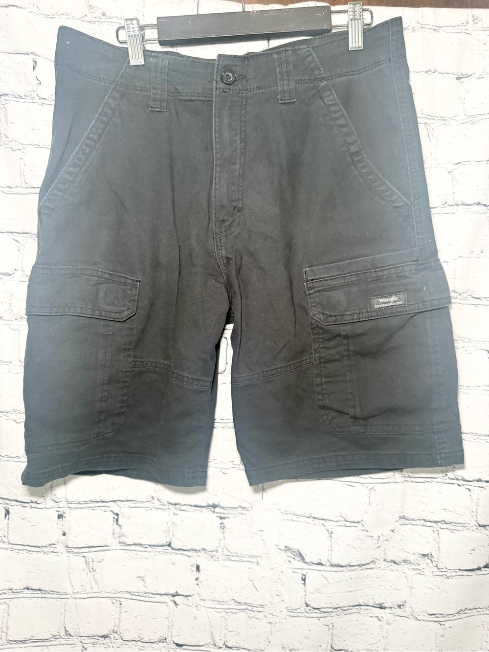 Wrangler. Black cargo shorts. Size 32